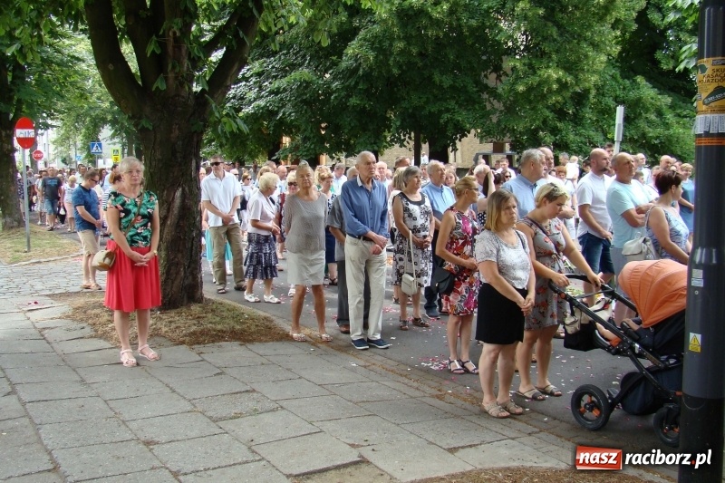 Zdjęcie w galerii na portalu naszraciborz.pl: Procesja na Nowych Zagrodach. Największa w Raciborzu [FOTO i WIDEO] wiadomości z regionu