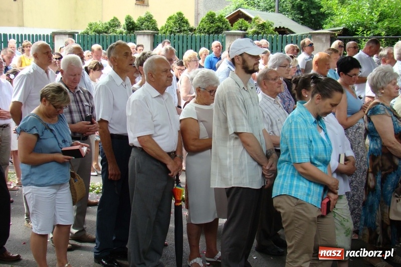 Zdjęcie w galerii na portalu naszraciborz.pl: Procesja na Nowych Zagrodach. Największa w Raciborzu [FOTO i WIDEO] wiadomości z regionu