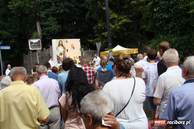 Zdjęcie w galerii na portalu naszraciborz.pl: Procesja na Nowych Zagrodach. Największa w Raciborzu [FOTO i WIDEO] wiadomości z regionu
