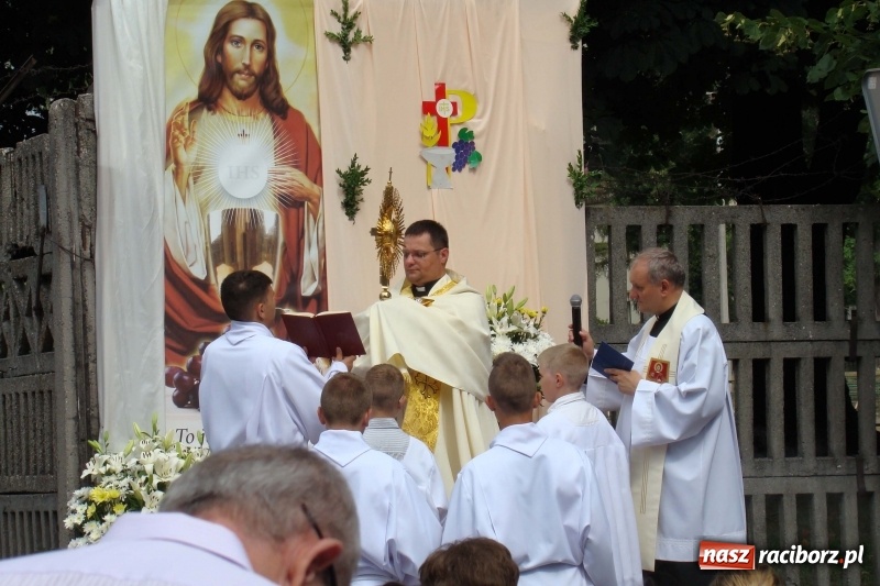 Zdjęcie w galerii na portalu naszraciborz.pl: Procesja na Nowych Zagrodach. Największa w Raciborzu [FOTO i WIDEO] wiadomości z regionu
