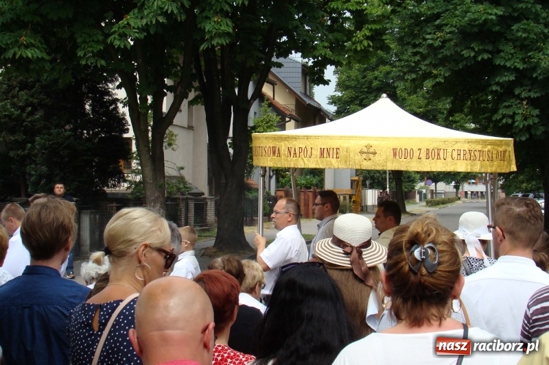 Zdjęcie w galerii na portalu naszraciborz.pl: Procesja na Nowych Zagrodach. Największa w Raciborzu [FOTO i WIDEO] wiadomości z regionu