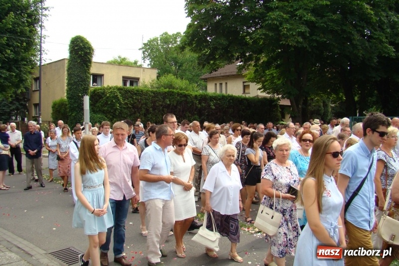 Zdjęcie w galerii na portalu naszraciborz.pl: Procesja na Nowych Zagrodach. Największa w Raciborzu [FOTO i WIDEO] wiadomości z regionu
