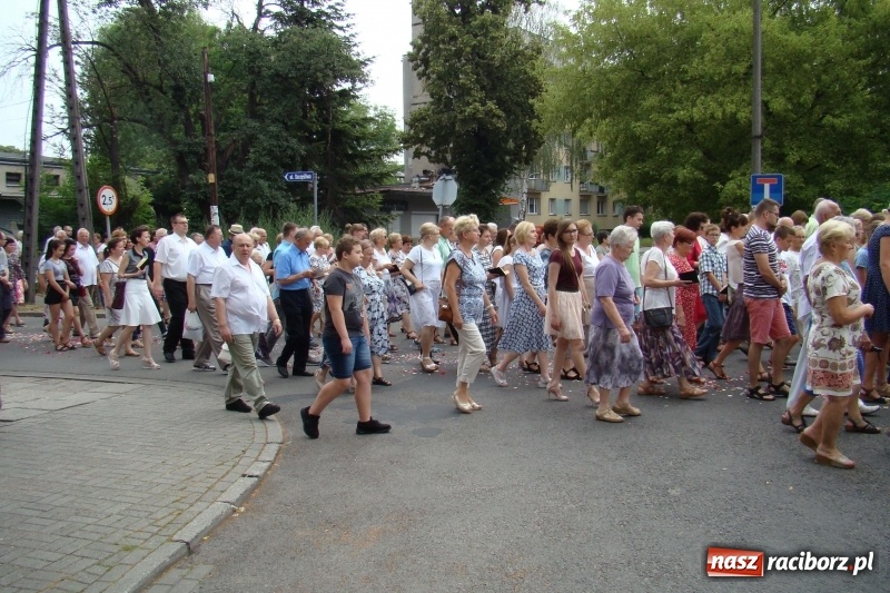 Zdjęcie w galerii na portalu naszraciborz.pl: Procesja na Nowych Zagrodach. Największa w Raciborzu [FOTO i WIDEO] wiadomości z regionu