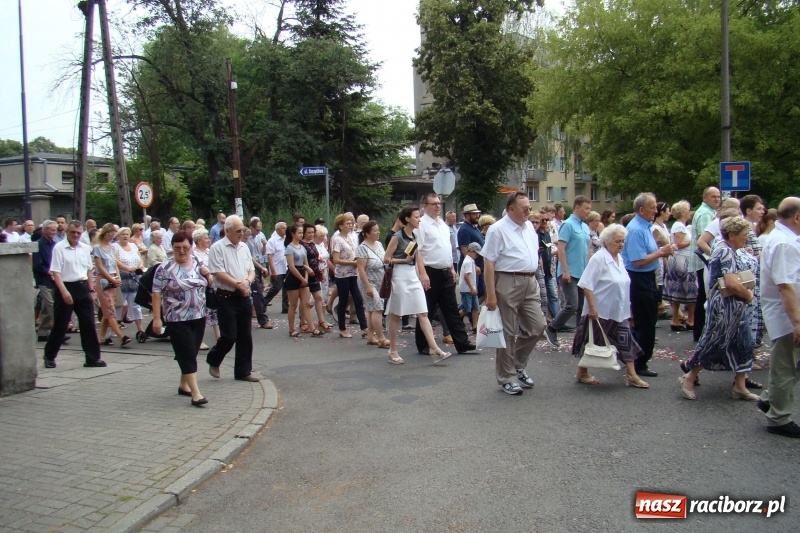 Zdjęcie w galerii na portalu naszraciborz.pl: Procesja na Nowych Zagrodach. Największa w Raciborzu [FOTO i WIDEO] wiadomości z regionu