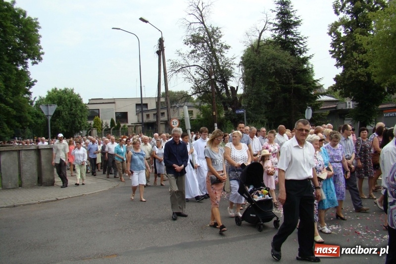 Zdjęcie w galerii na portalu naszraciborz.pl: Procesja na Nowych Zagrodach. Największa w Raciborzu [FOTO i WIDEO] wiadomości z regionu
