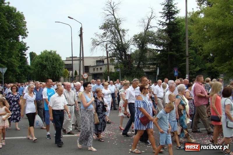 Zdjęcie w galerii na portalu naszraciborz.pl: Procesja na Nowych Zagrodach. Największa w Raciborzu [FOTO i WIDEO] wiadomości z regionu