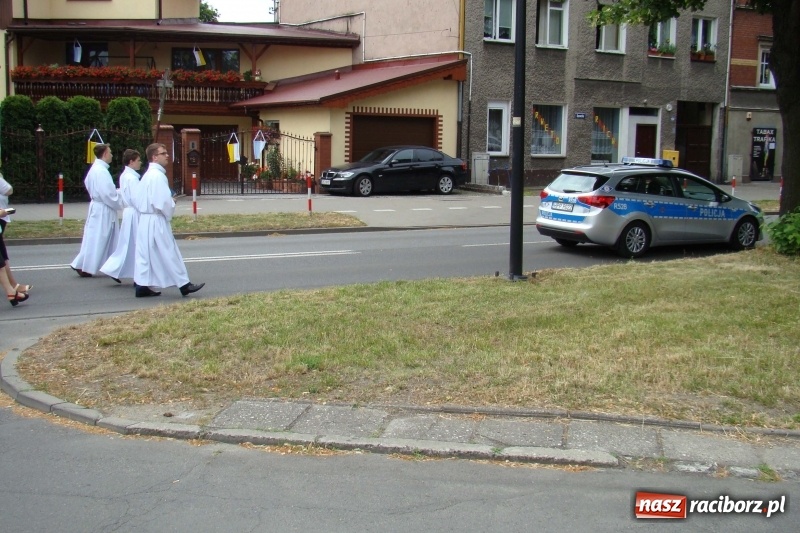 Zdjęcie w galerii na portalu naszraciborz.pl: Procesja na Nowych Zagrodach. Największa w Raciborzu [FOTO i WIDEO] wiadomości z regionu