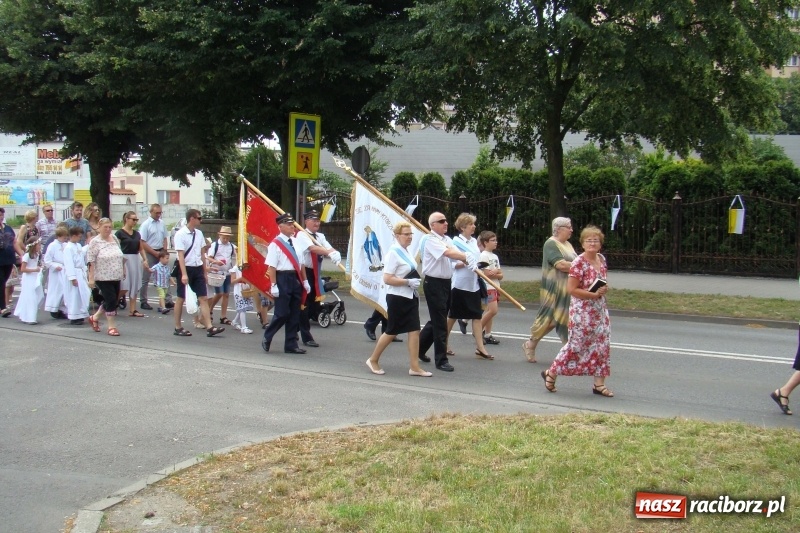 Zdjęcie w galerii na portalu naszraciborz.pl: Procesja na Nowych Zagrodach. Największa w Raciborzu [FOTO i WIDEO] wiadomości z regionu