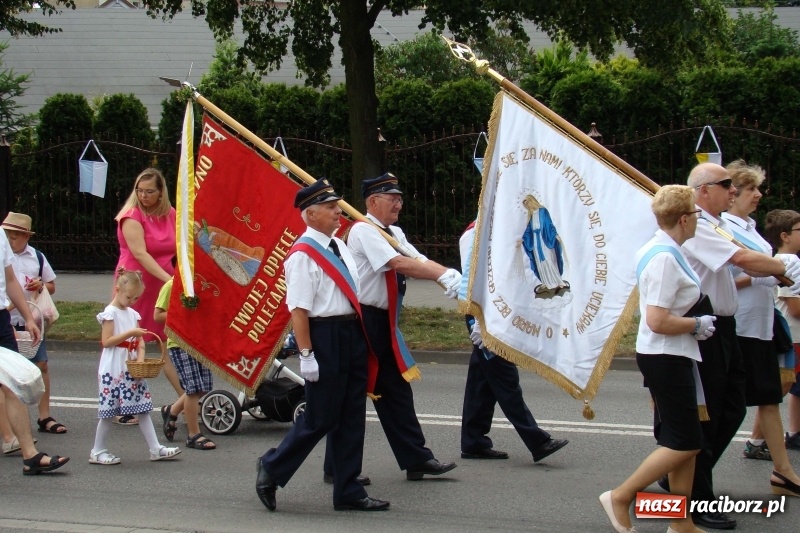 Zdjęcie w galerii na portalu naszraciborz.pl: Procesja na Nowych Zagrodach. Największa w Raciborzu [FOTO i WIDEO] wiadomości z regionu