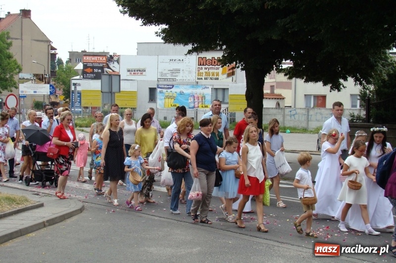 Zdjęcie w galerii na portalu naszraciborz.pl: Procesja na Nowych Zagrodach. Największa w Raciborzu [FOTO i WIDEO] wiadomości z regionu