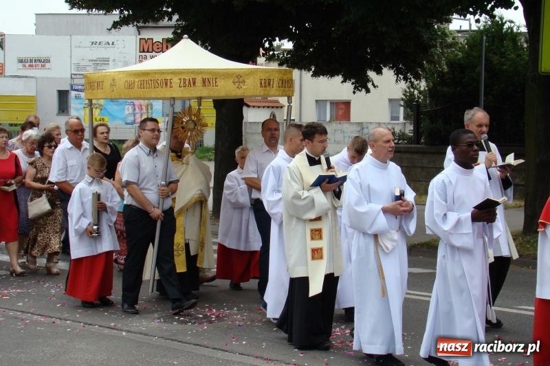 Zdjęcie w galerii na portalu naszraciborz.pl: Procesja na Nowych Zagrodach. Największa w Raciborzu [FOTO i WIDEO] wiadomości z regionu