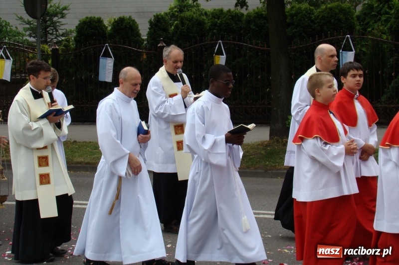 Zdjęcie w galerii na portalu naszraciborz.pl: Procesja na Nowych Zagrodach. Największa w Raciborzu [FOTO i WIDEO] wiadomości z regionu
