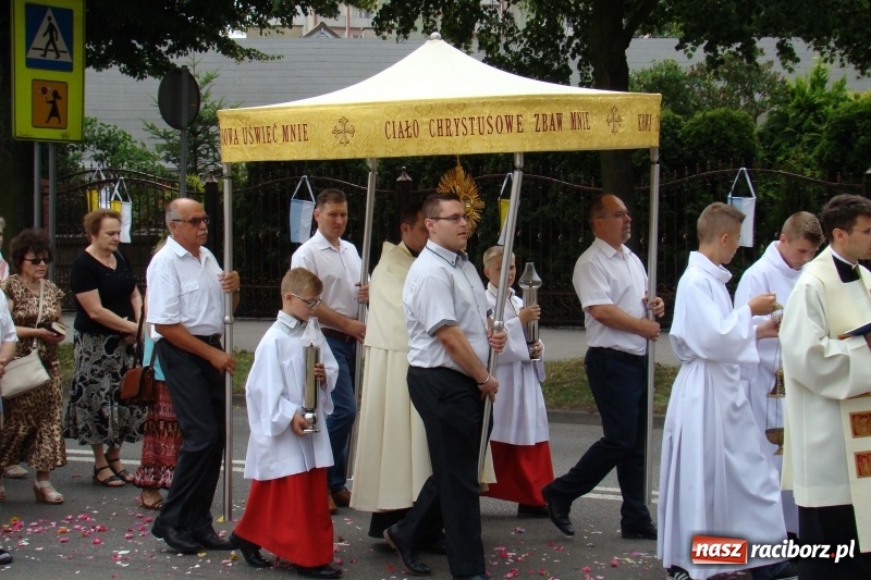 Zdjęcie w galerii na portalu naszraciborz.pl: Procesja na Nowych Zagrodach. Największa w Raciborzu [FOTO i WIDEO] wiadomości z regionu
