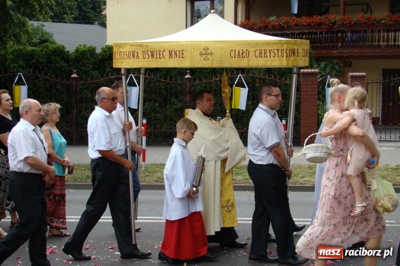 Zdjęcie w galerii na portalu naszraciborz.pl: Procesja na Nowych Zagrodach. Największa w Raciborzu [FOTO i WIDEO] wiadomości z regionu