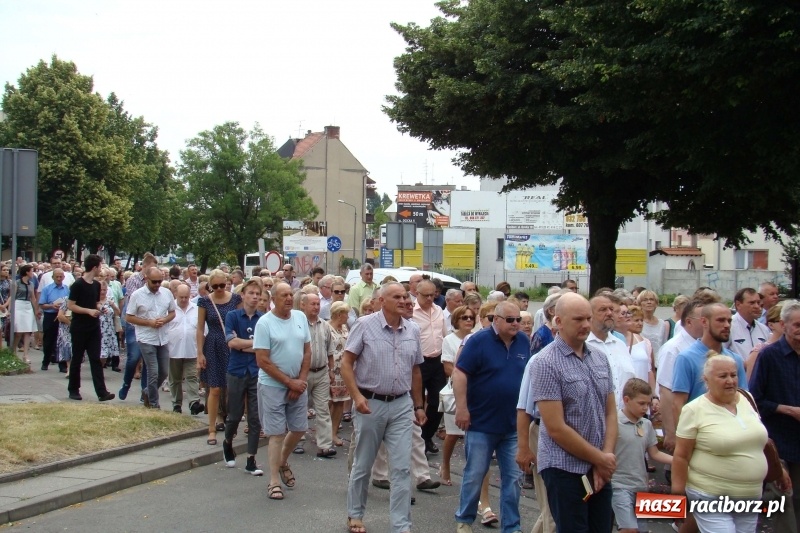 Zdjęcie w galerii na portalu naszraciborz.pl: Procesja na Nowych Zagrodach. Największa w Raciborzu [FOTO i WIDEO] wiadomości z regionu