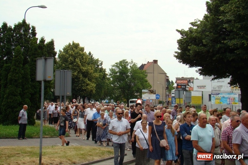 Zdjęcie w galerii na portalu naszraciborz.pl: Procesja na Nowych Zagrodach. Największa w Raciborzu [FOTO i WIDEO] wiadomości z regionu