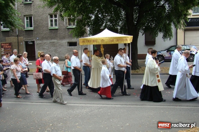 Zdjęcie w galerii na portalu naszraciborz.pl: Procesja na Nowych Zagrodach. Największa w Raciborzu [FOTO i WIDEO] wiadomości z regionu