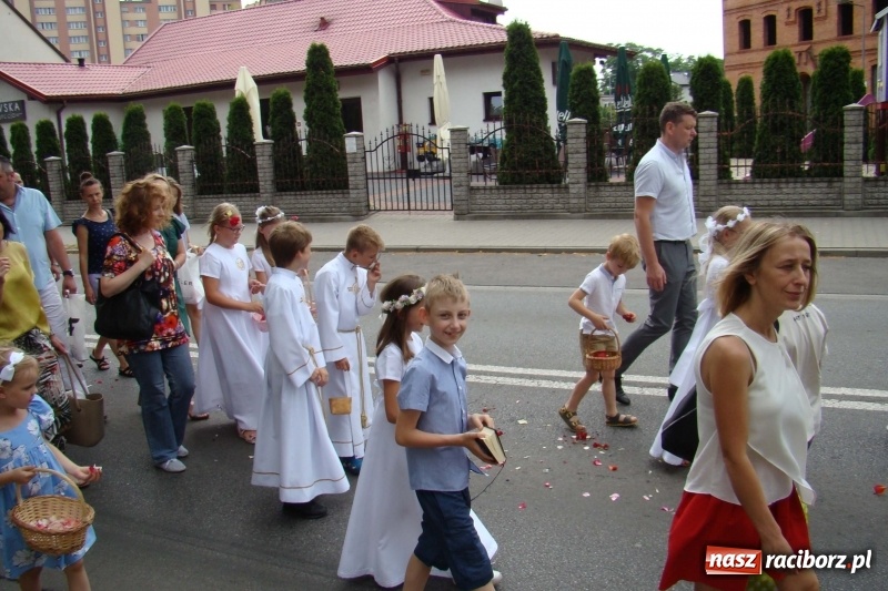 Zdjęcie w galerii na portalu naszraciborz.pl: Procesja na Nowych Zagrodach. Największa w Raciborzu [FOTO i WIDEO] wiadomości z regionu