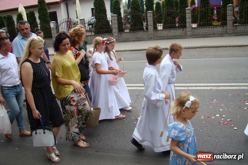 Zdjęcie w galerii na portalu naszraciborz.pl: Procesja na Nowych Zagrodach. Największa w Raciborzu [FOTO i WIDEO] wiadomości z regionu