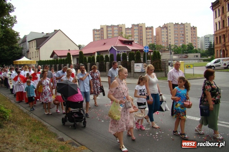 Zdjęcie w galerii na portalu naszraciborz.pl: Procesja na Nowych Zagrodach. Największa w Raciborzu [FOTO i WIDEO] wiadomości z regionu