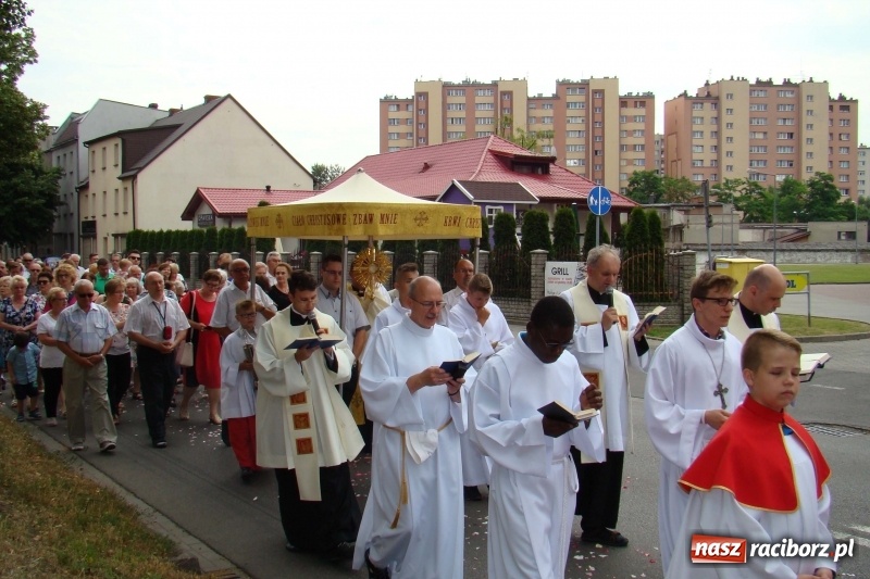 Zdjęcie w galerii na portalu naszraciborz.pl: Procesja na Nowych Zagrodach. Największa w Raciborzu [FOTO i WIDEO] wiadomości z regionu