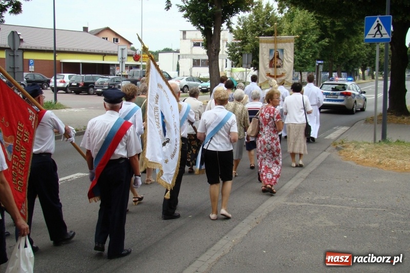 Zdjęcie w galerii na portalu naszraciborz.pl: Procesja na Nowych Zagrodach. Największa w Raciborzu [FOTO i WIDEO] wiadomości z regionu