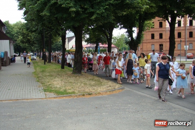 Zdjęcie w galerii na portalu naszraciborz.pl: Procesja na Nowych Zagrodach. Największa w Raciborzu [FOTO i WIDEO] wiadomości z regionu