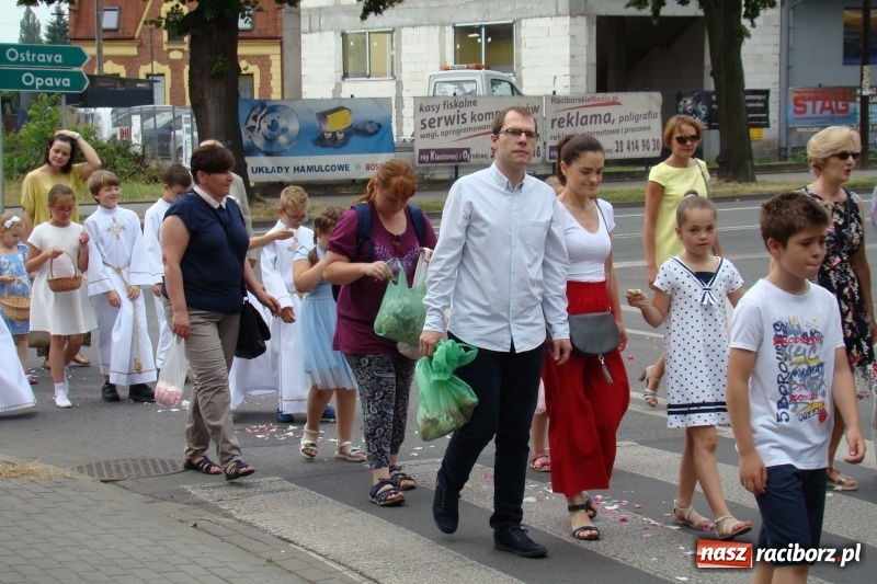 Zdjęcie w galerii na portalu naszraciborz.pl: Procesja na Nowych Zagrodach. Największa w Raciborzu [FOTO i WIDEO] wiadomości z regionu