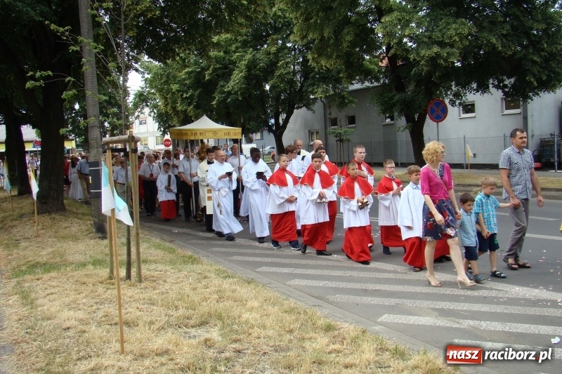 Zdjęcie w galerii na portalu naszraciborz.pl: Procesja na Nowych Zagrodach. Największa w Raciborzu [FOTO i WIDEO] wiadomości z regionu