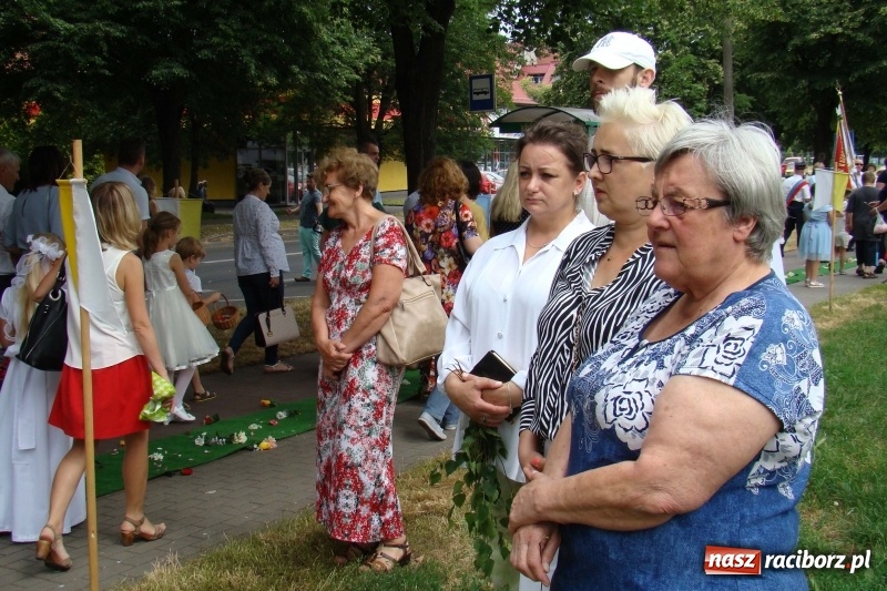 Zdjęcie w galerii na portalu naszraciborz.pl: Procesja na Nowych Zagrodach. Największa w Raciborzu [FOTO i WIDEO] wiadomości z regionu