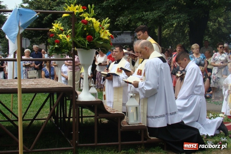 Zdjęcie w galerii na portalu naszraciborz.pl: Procesja na Nowych Zagrodach. Największa w Raciborzu [FOTO i WIDEO] wiadomości z regionu