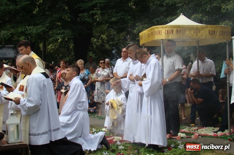 Zdjęcie w galerii na portalu naszraciborz.pl: Procesja na Nowych Zagrodach. Największa w Raciborzu [FOTO i WIDEO] wiadomości z regionu