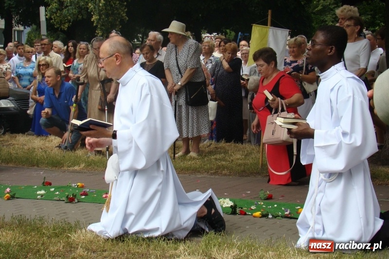 Zdjęcie w galerii na portalu naszraciborz.pl: Procesja na Nowych Zagrodach. Największa w Raciborzu [FOTO i WIDEO] wiadomości z regionu