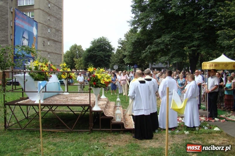 Zdjęcie w galerii na portalu naszraciborz.pl: Procesja na Nowych Zagrodach. Największa w Raciborzu [FOTO i WIDEO] wiadomości z regionu