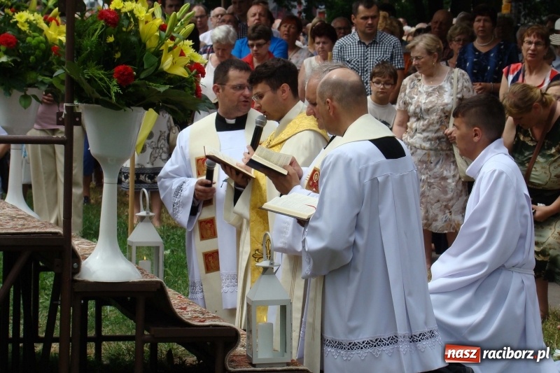 Zdjęcie w galerii na portalu naszraciborz.pl: Procesja na Nowych Zagrodach. Największa w Raciborzu [FOTO i WIDEO] wiadomości z regionu
