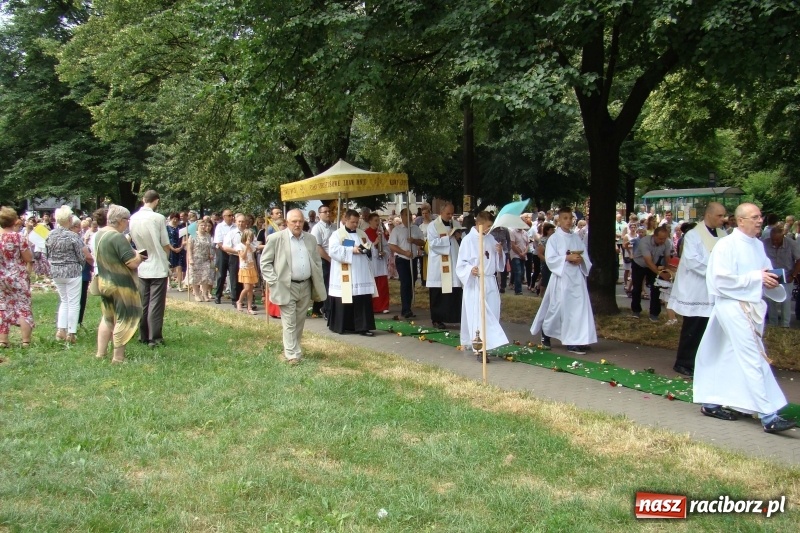 Zdjęcie w galerii na portalu naszraciborz.pl: Procesja na Nowych Zagrodach. Największa w Raciborzu [FOTO i WIDEO] wiadomości z regionu