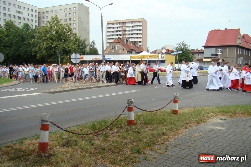 Zdjęcie w galerii na portalu naszraciborz.pl: Procesja na Nowych Zagrodach. Największa w Raciborzu [FOTO i WIDEO] wiadomości z regionu