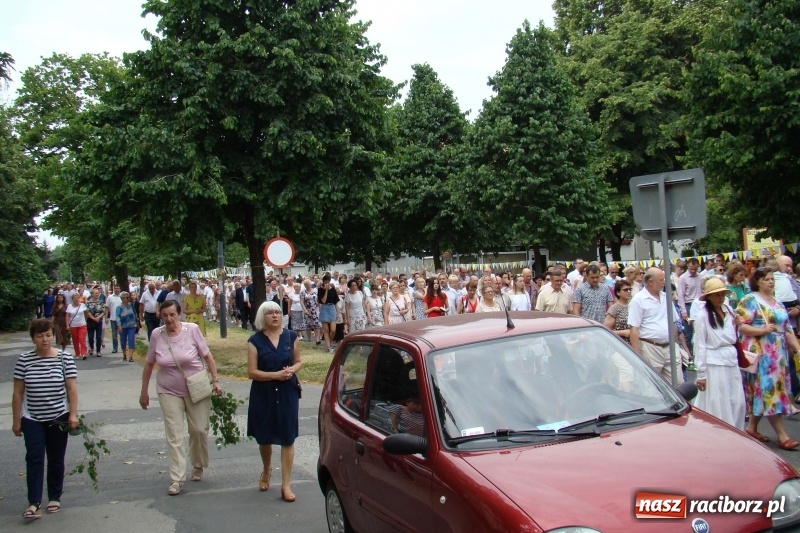 Zdjęcie w galerii na portalu naszraciborz.pl: Procesja na Nowych Zagrodach. Największa w Raciborzu [FOTO i WIDEO] wiadomości z regionu