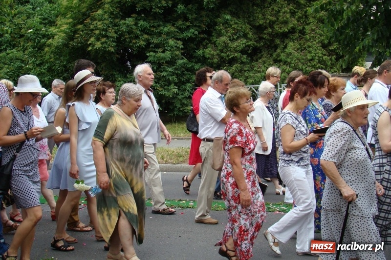 Zdjęcie w galerii na portalu naszraciborz.pl: Procesja na Nowych Zagrodach. Największa w Raciborzu [FOTO i WIDEO] wiadomości z regionu
