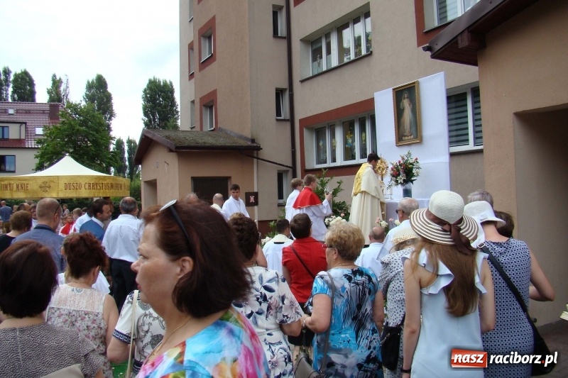 Zdjęcie w galerii na portalu naszraciborz.pl: Procesja na Nowych Zagrodach. Największa w Raciborzu [FOTO i WIDEO] wiadomości z regionu