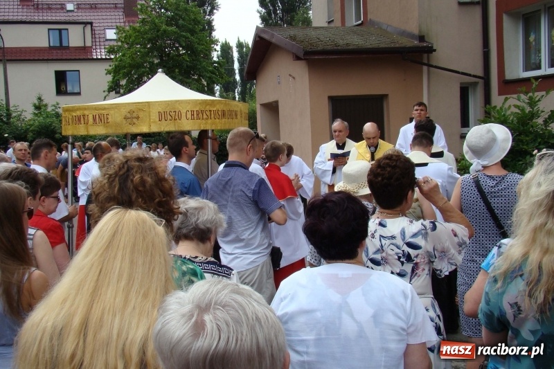 Zdjęcie w galerii na portalu naszraciborz.pl: Procesja na Nowych Zagrodach. Największa w Raciborzu [FOTO i WIDEO] wiadomości z regionu