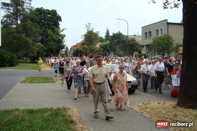 Zdjęcie w galerii na portalu naszraciborz.pl: Procesja na Nowych Zagrodach. Największa w Raciborzu [FOTO i WIDEO] wiadomości z regionu