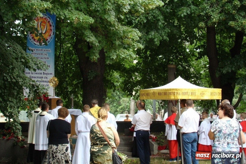 Zdjęcie w galerii na portalu naszraciborz.pl: Procesja na Nowych Zagrodach. Największa w Raciborzu [FOTO i WIDEO] wiadomości z regionu