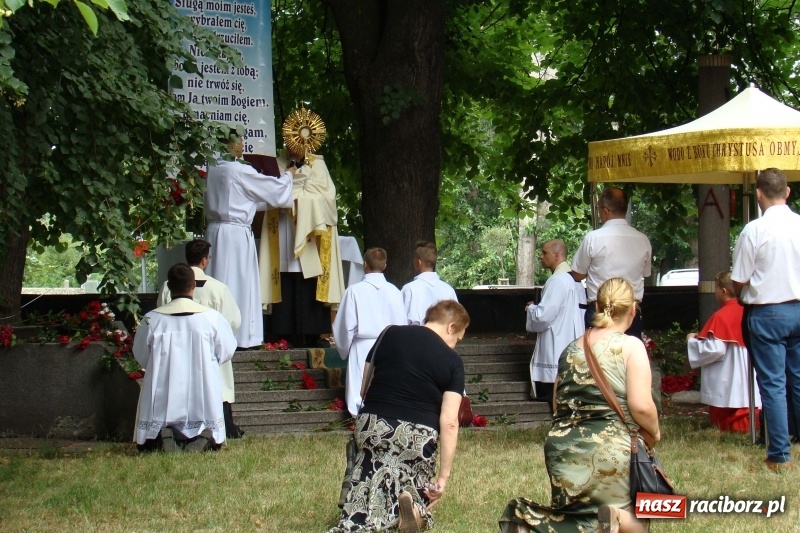 Zdjęcie w galerii na portalu naszraciborz.pl: Procesja na Nowych Zagrodach. Największa w Raciborzu [FOTO i WIDEO] wiadomości z regionu