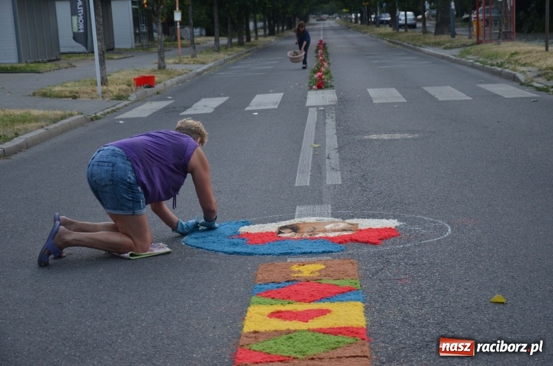 Zdjęcie w galerii na portalu naszraciborz.pl: Procesja na Nowych Zagrodach. Największa w Raciborzu [FOTO i WIDEO] wiadomości z regionu