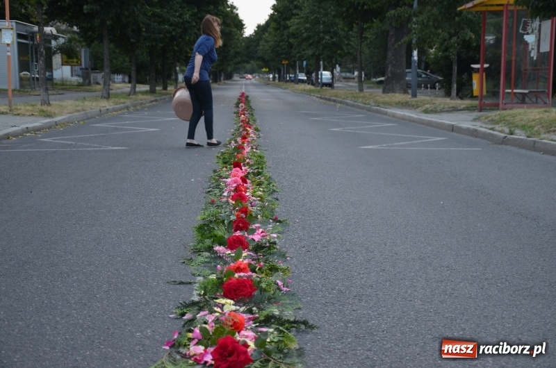 Zdjęcie w galerii na portalu naszraciborz.pl: Procesja na Nowych Zagrodach. Największa w Raciborzu [FOTO i WIDEO] wiadomości z regionu