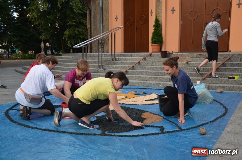 Zdjęcie w galerii na portalu naszraciborz.pl: Procesja na Nowych Zagrodach. Największa w Raciborzu [FOTO i WIDEO] wiadomości z regionu