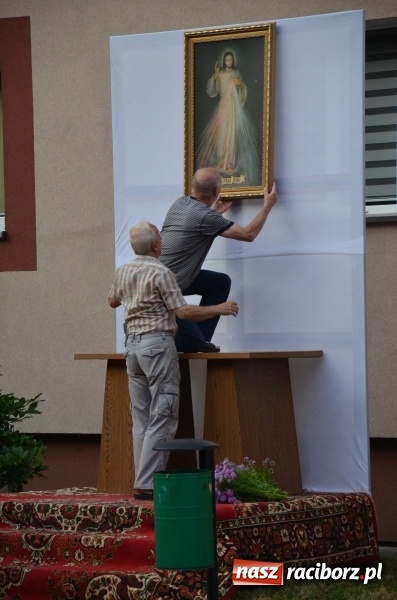 Zdjęcie w galerii na portalu naszraciborz.pl: Procesja na Nowych Zagrodach. Największa w Raciborzu [FOTO i WIDEO] wiadomości z regionu