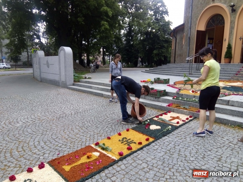 Zdjęcie w galerii na portalu naszraciborz.pl: Procesja na Nowych Zagrodach. Największa w Raciborzu [FOTO i WIDEO] wiadomości z regionu