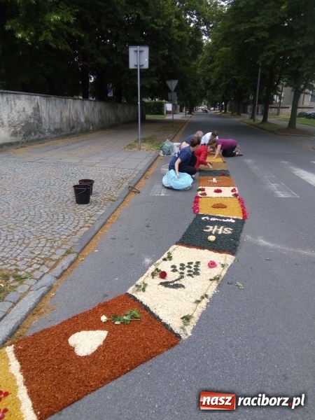 Zdjęcie w galerii na portalu naszraciborz.pl: Procesja na Nowych Zagrodach. Największa w Raciborzu [FOTO i WIDEO] wiadomości z regionu